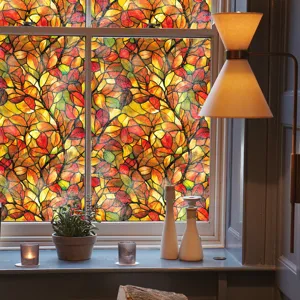 Vue detaillee de film fenetre motif vitrail style Tiffany aux feuilles d automne.
