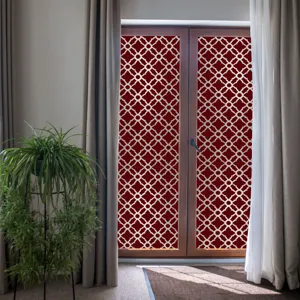 Vue détaillée d'un film pour fenêtre à motif géométrique sur verre pour intimité et décoration.