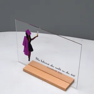 Gepersonaliseerde acryl afstudeerplaquette met houten basis, perfect bureau decoratie cadeau.