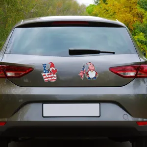 Dettagli dell'adesivo magnetico per auto gnomo del Giorno dell'Indipendenza americana.