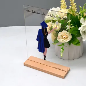 Gepersonaliseerde acryl afstudeerplaquette met houten basis voor bureau decoratie.