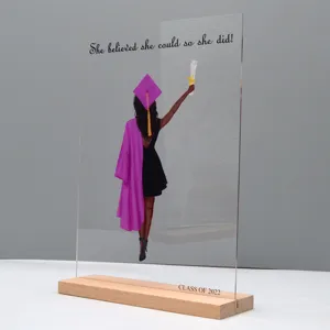 Acryl afstudeerplaque met houten basis inspirerende bureau decoratie afstudeergeschenk
