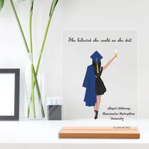 Gepersonaliseerde acryl afstudeerplaquette met houten voet als uniek bureaucadeau.