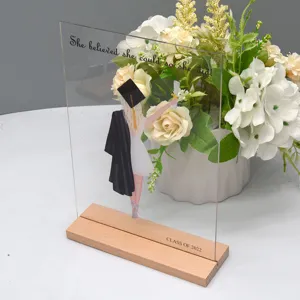 Acryl afstudeer bureaubord met houten basis, gepersonaliseerd afstudeercadeau decoratie.