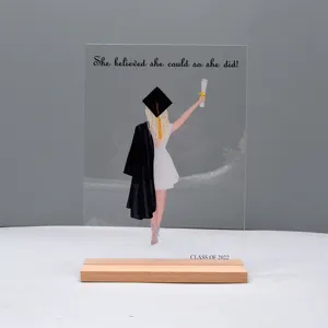 Acryl afstuderen tafeldecoratie plaque met houten basis, inspirerende quote en jaartal.
