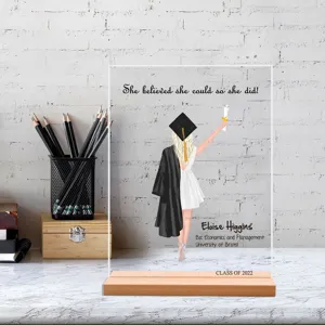 Gepersonaliseerde acryl afstudeerplaquette met houten basis, leuke bureau decoratie.