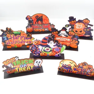Ξύλινη διακόσμηση τραπεζιού Halloween με χαριτωμένα φαντάσματα και κολοκύθες.