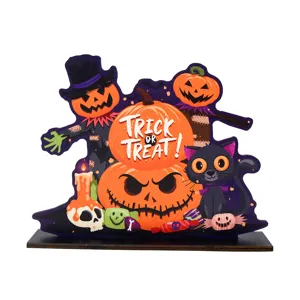 Ξύλινη διακόσμηση τραπεζιού Halloween με κολοκύθα, μαύρη γάτα και λεπτομέρεια trick or treat.