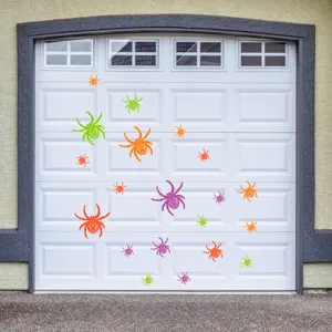 Detail d'autocollants aimantés araignées Halloween colorées sur une porte de garage.