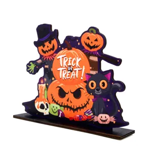 Ξύλινη διακόσμηση τραπεζιού Halloween με χαριτωμένες κολοκύθες μαύρη γάτα και εορταστικό σχεδιασμό.