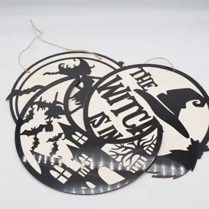 Set di cartelli sospesi in legno di Halloween con design strega pipistrello e luna.
