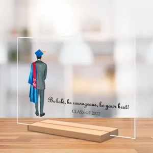 Transparante acryl afstuderen bureaubord met houten basis, inspirerende decoratie.