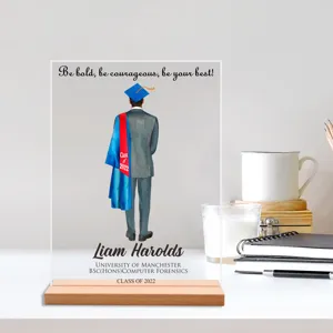 Gepersonaliseerde acryl afstudeer bureau plaque met houten basis als cadeau.
