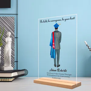 Gepersonaliseerde acryl afstudeer plaque met houten basis voor een bureau decoratie.