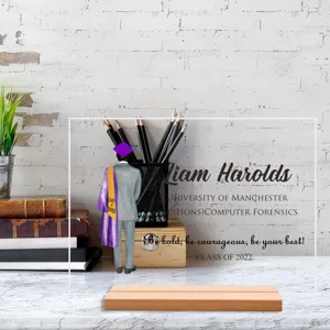 Gepersonaliseerde acryl afstudeerplaquette bureau decoratie met naam en universiteit details.
