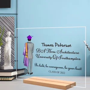 Gedetailleerd overzicht van de gepersonaliseerde acryl afstudeerplaquette met houten voet.