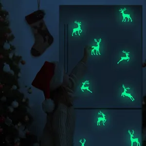 Primo piano dettagliato che mostra adesivi murali luminosi a forma di cervo di Natale.