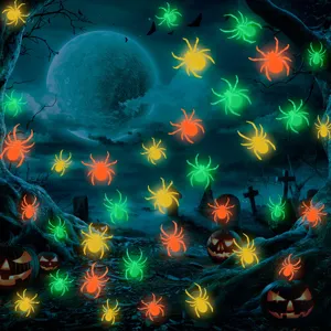Detalle de escena de pegatinas de pared de aranas luminosas decoracion Halloween.