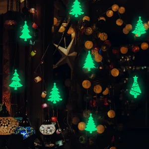 Adesivi murali luminosi di Natale, decalcomanie di abete verde per decorare le feste.