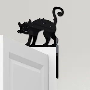Primo piano dettagliato che mostra la bellissima decorazione in acrilico gatto nero sulla porta.