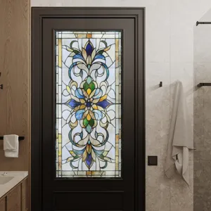 Detailansicht des viktorianischen statischen Fensterglasaufklebers, dekorative Glasfolie.