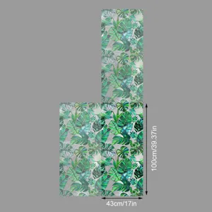 Vue détaillée du film pour fenêtre de plante tropicale, autocollant en verre à motif de feuilles.
