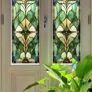 Detail van glas-in-lood raamfolie, decoratieve sticker in hofstijl voor thuisraamglas.
