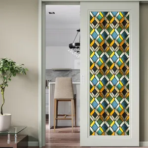 Detailweergave van vintage geometrische glas-in-lood raamfolie op een moderne schuifdeur.