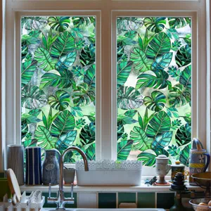 Film pour vitrage décoratif avec des feuilles de monstera tropicales vertes pour cuisine.