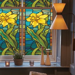 Gros plan sur le film de vitrage coloré motif fleur jaune et fond bleu pour fenêtre.