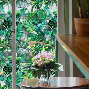 Gros plan détaillé du film pour fenêtre décoratif à feuilles de monstera tropicales.