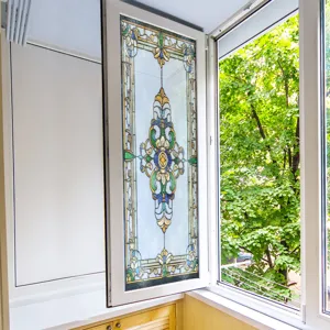 Detailansicht der viktorianischen Buntglas-Fensterfolie, statische dekorative Glasaufkleber.