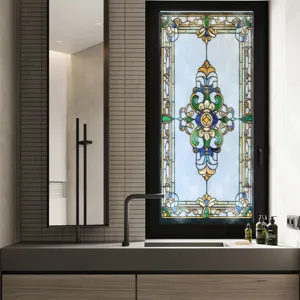 Detailaufnahme der viktorianischen Buntglas-Folie mit retro Blumenmuster im Bad.