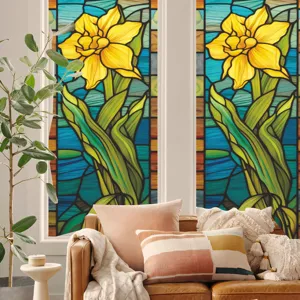 Détail du film pour vitrage avec motif floral de jonquille jaune dans un salon chaleureux.
