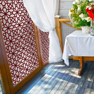 Gedetailleerd overzicht van decoratieve raamfolie met geometrisch bloemenpatroon