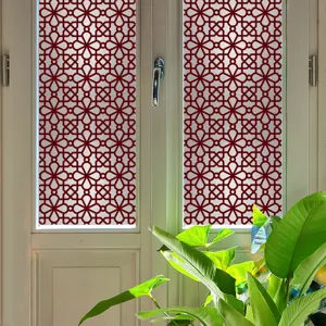 Vue détaillée du film pour fenêtre géométrique rouge décoratif sur verre avec effet brise-vue.