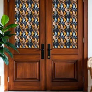 Statische raamfolie detail met vintage gebrandschilderd glas geometrisch patroon op deur.