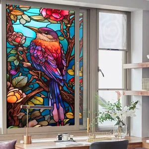 Vue détaillée du film pour fenêtre en vitrail coloré avec un motif d'oiseau et de fleurs.