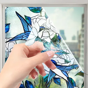 Film pour fenêtre en vitrail avec motif de colibri et de fleurs pour la décoration.
