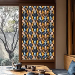 Decoratieve raamfolie met retro patroon, ideaal voor privacy en stijlvol glasdesign.
