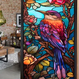 Détail de film pour vitrage effet vitrail avec oiseau coloré et motif floral, électrostatique.