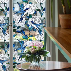 Film pour vitrage en verre teinté avec motif floral d'oiseau bleu et roses blanches.