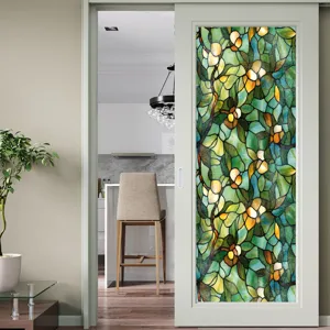 Film pour vitre en verre teinté avec motif floral coloré appliqué sur une porte intérieure.