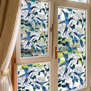 Film pour fenêtre en vitrail avec oiseaux bleus et roses blanches, adhésif électrostatique.