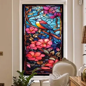 Vue détaillée du film pour fenêtre en vitrail coloré avec un bel oiseau et des fleurs roses.
