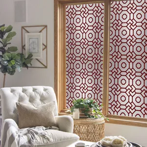 Détail de film pour fenêtre géométrique rouge et blanche avec autocollant en verre décoratif.