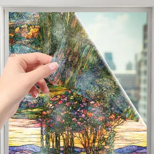 Vue détaillée du film de fenêtre décoratif montrant le motif de vitrail coloré.