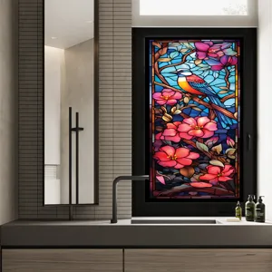 Gros plan sur le film pour vitrage vitrail avec oiseau coloré et design d'art floral rose.