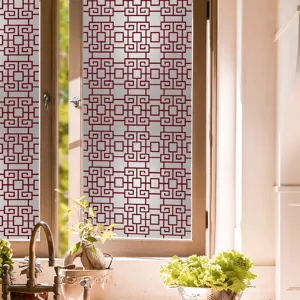 Gedetailleerd overzicht rode geometrische raamfolie op houten kozijn, elegante privacy sticker.