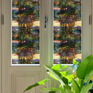 Vue détaillée du film pour fenêtre en verre teinté paysage style Tiffany sur porte en verre.